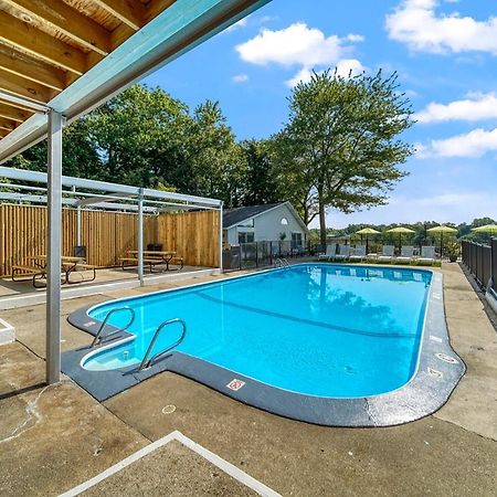 Holiday Hill Resort Saugatuck Esterno foto
