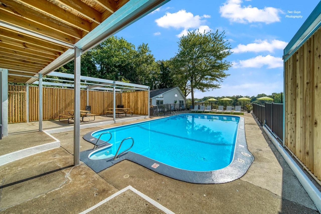 Holiday Hill Resort Saugatuck Esterno foto
