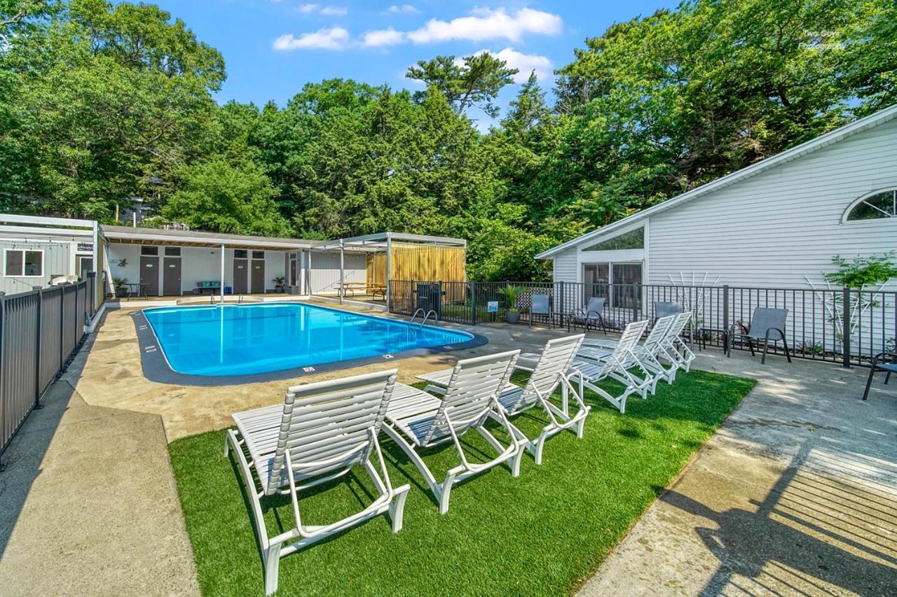 Holiday Hill Resort Saugatuck Esterno foto