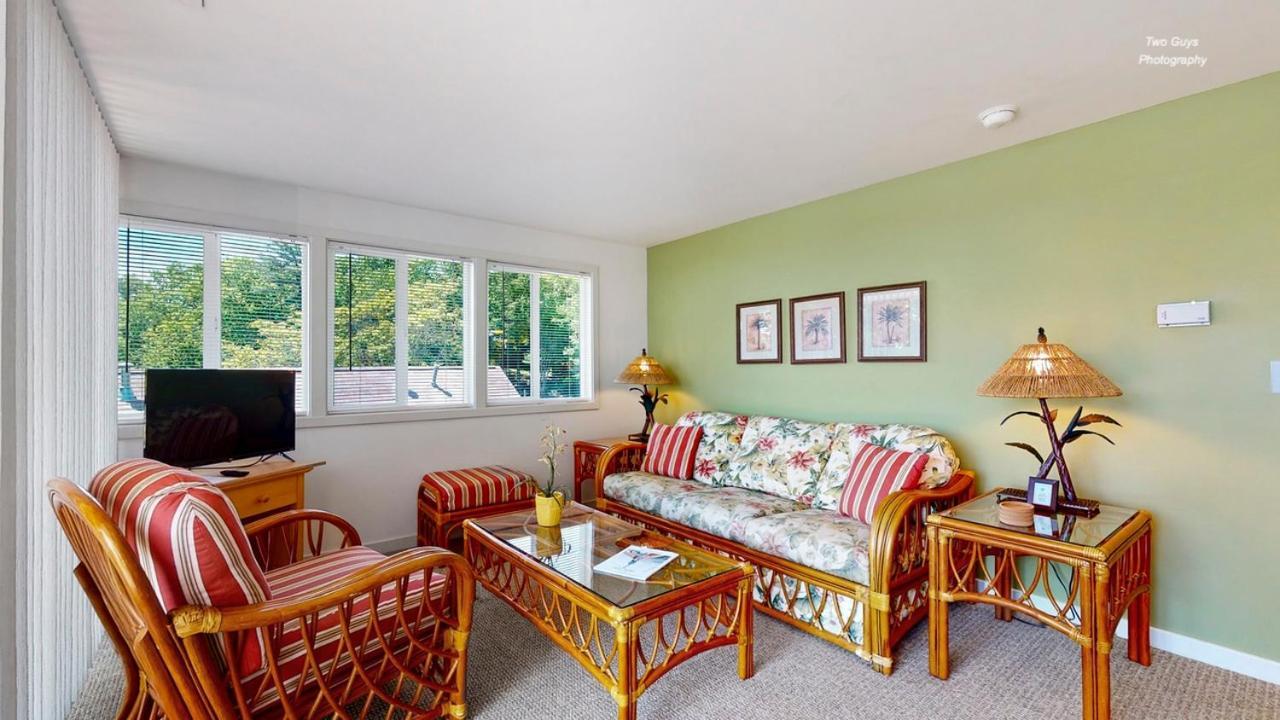 Holiday Hill Resort Saugatuck Esterno foto